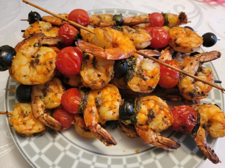 Brochettes de crevettes et olives noires