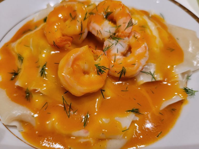 Raviolis aux crevettes, sauce au beurre safrané