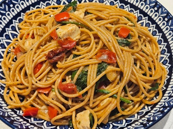 Spaghetti au poulet tomates et épinards