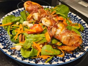Salade d'épinards aux fraises et crevettes grillées