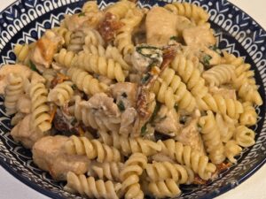 Pâtes au Poulet Crémeux Balsamique et Tomates Séchées