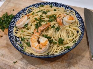 Spaghetti beurre d'ail citronné et crevettes géantes